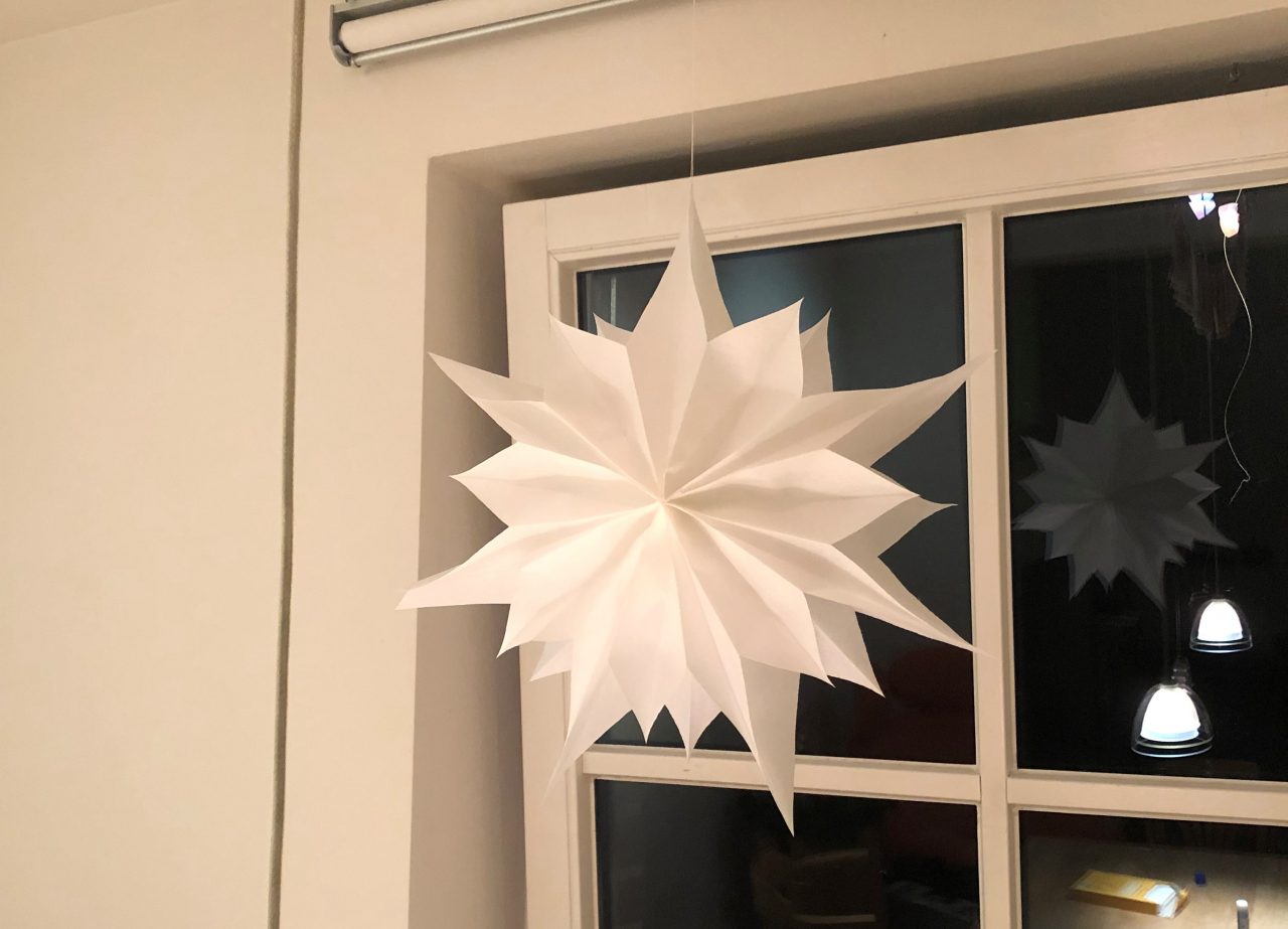 Weihnachtssterne aus Butterbrottüten – Eine tolle Anleitung - DIY-Family