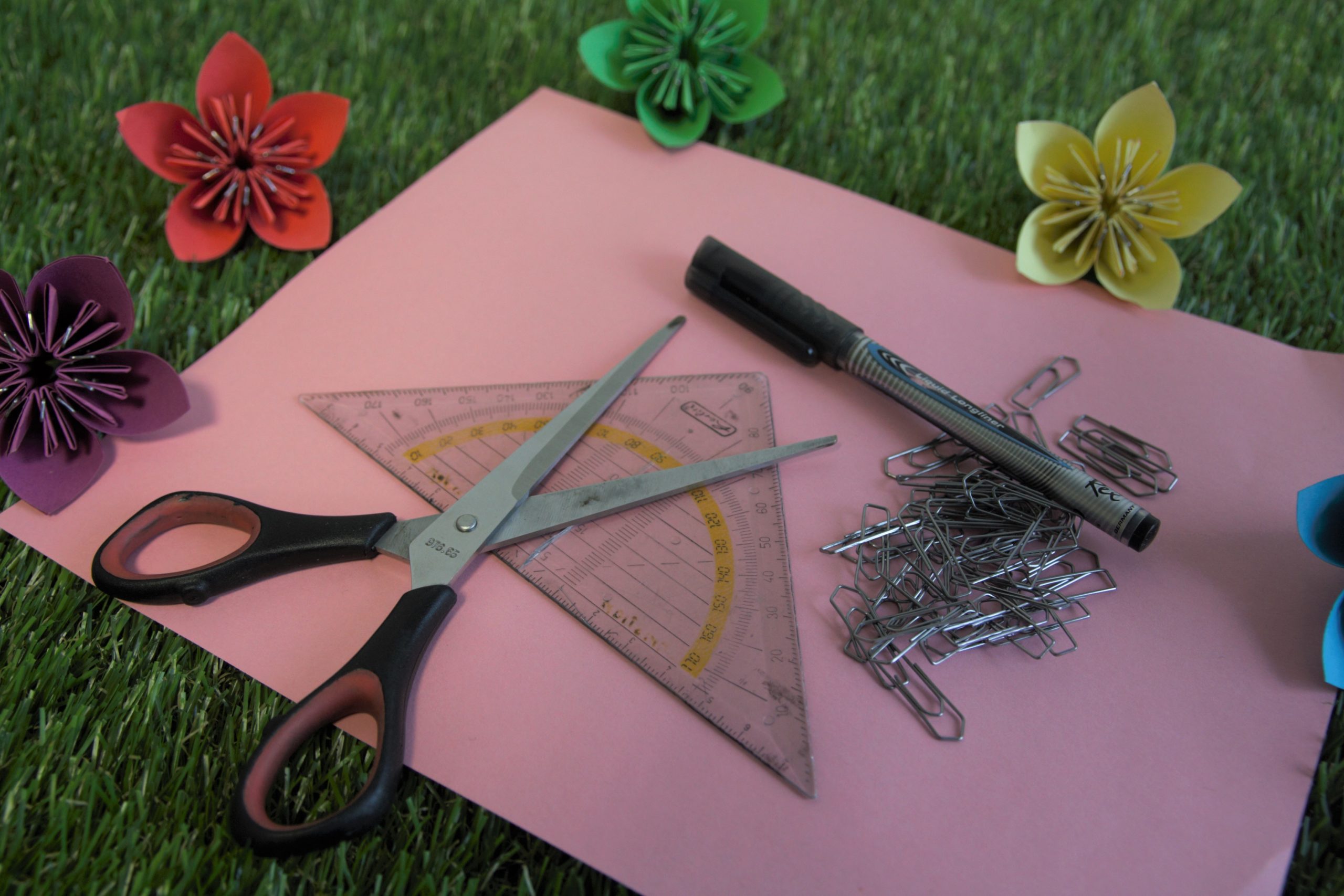  Blumen Dekoration aus Papier falten – eine einfache Anleitung - DIY-Family Illustration 