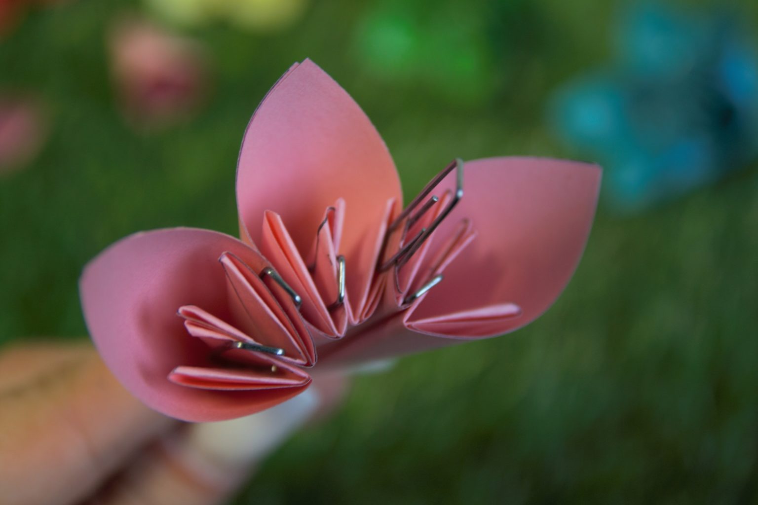  Blumen Dekoration aus Papier falten – eine einfache Anleitung - DIY-Family 