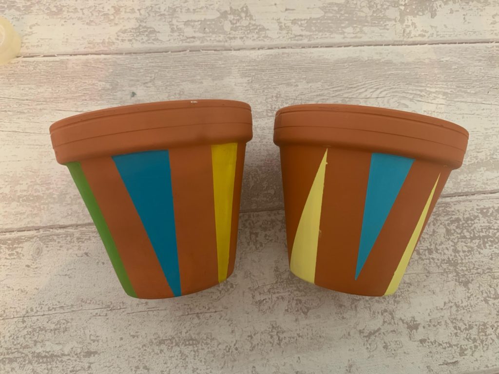 Upcycling: Alte Blumentöpfe mit Farbe bemalen