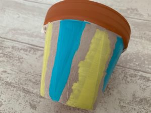 Upcycling: Alte Blumentöpfe mit Farbe bemalen