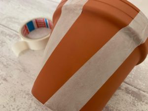 Upcycling: Alte Blumentöpfe mit Farbe bemalen