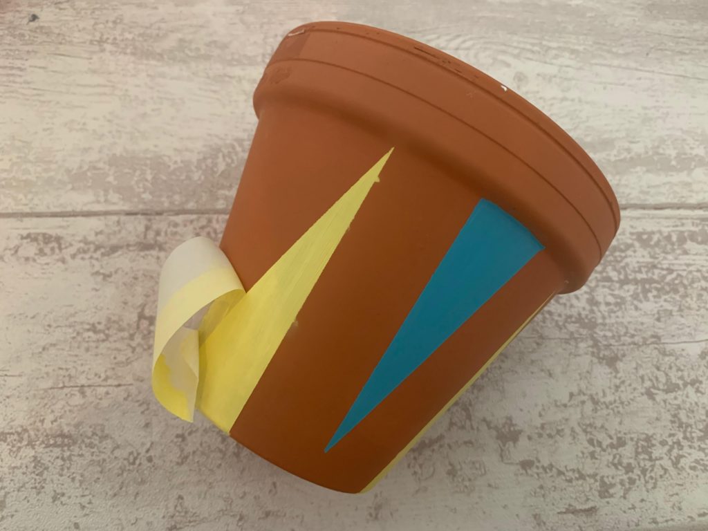 Upcycling: Alte Blumentöpfe mit Farbe bemalen