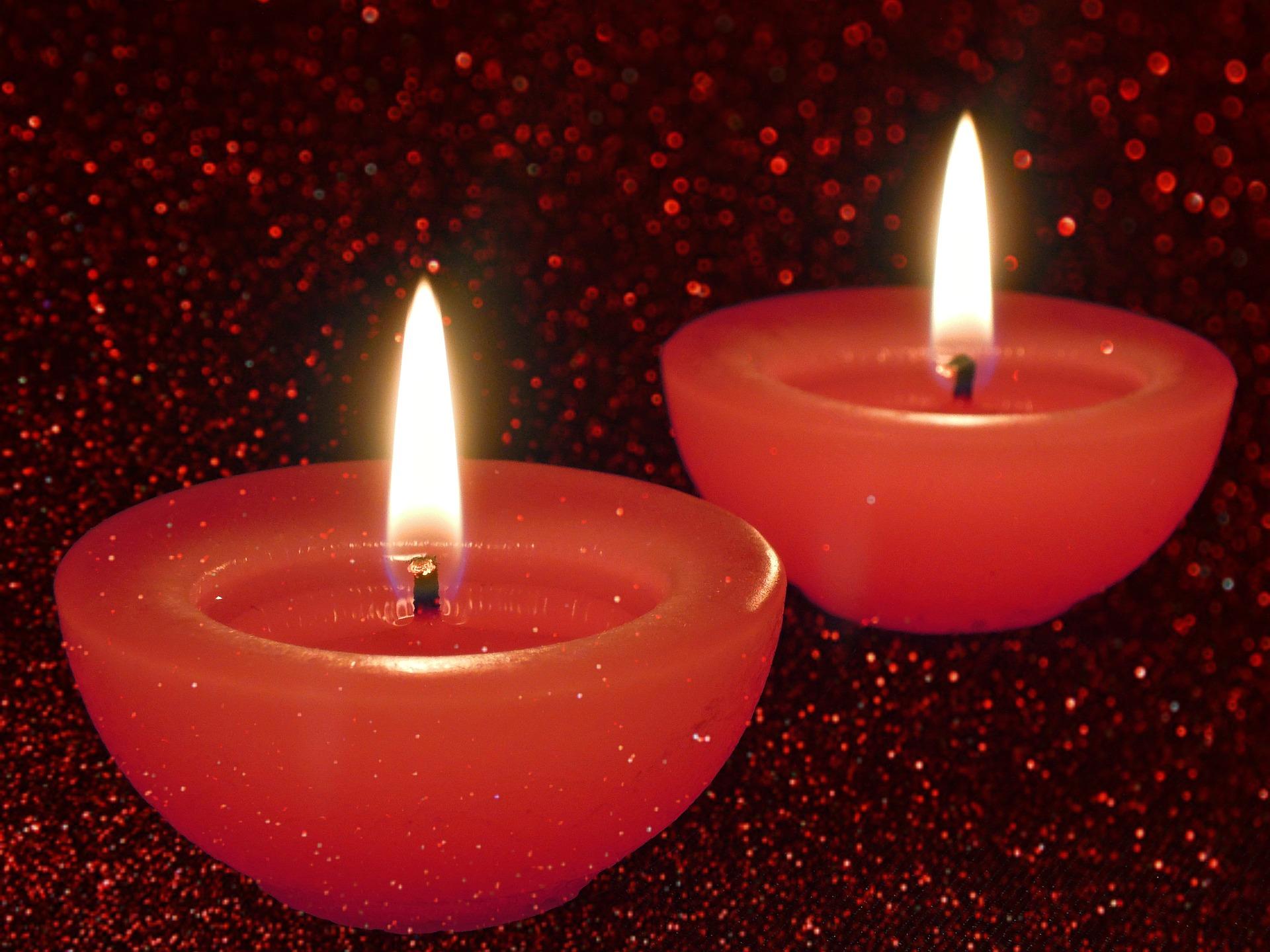 Горит красивая свеча. Горящие свечи. Красивые горящие свечи. Горящая свеча. Красные свечи горящие.