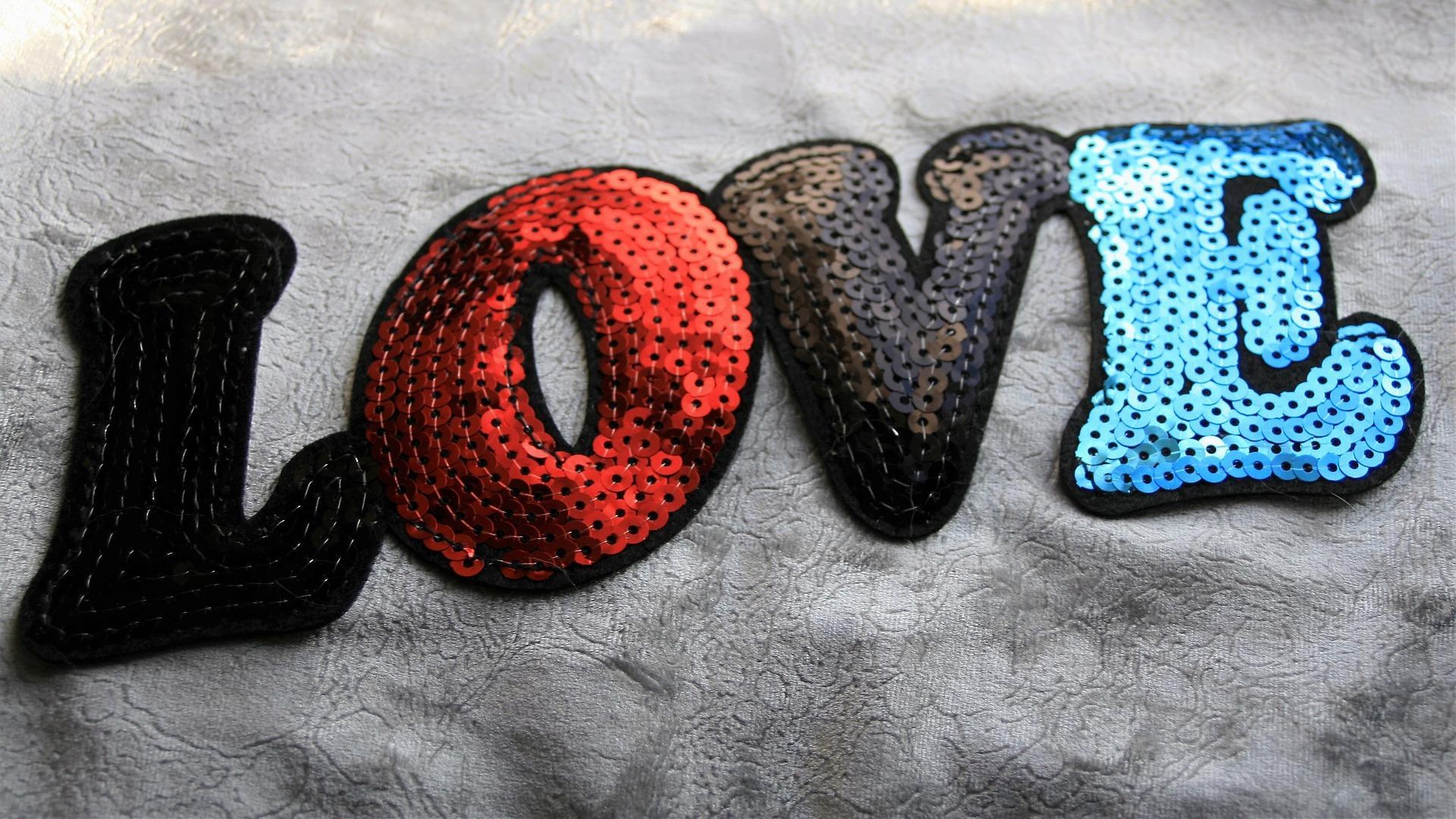 “Iconic” jewelry brooches with meaning DiyFamily EN