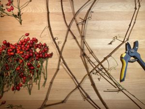 Herbstliche Dekoration mit Hagebutten