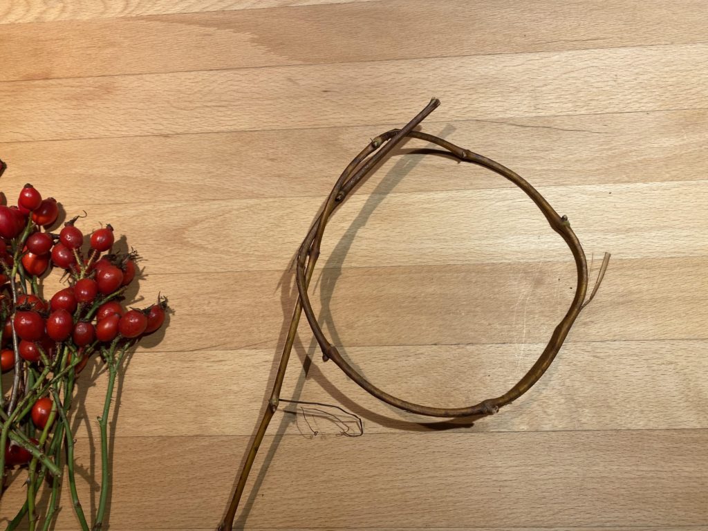 Herbstliche Dekoration mit Hagebutten