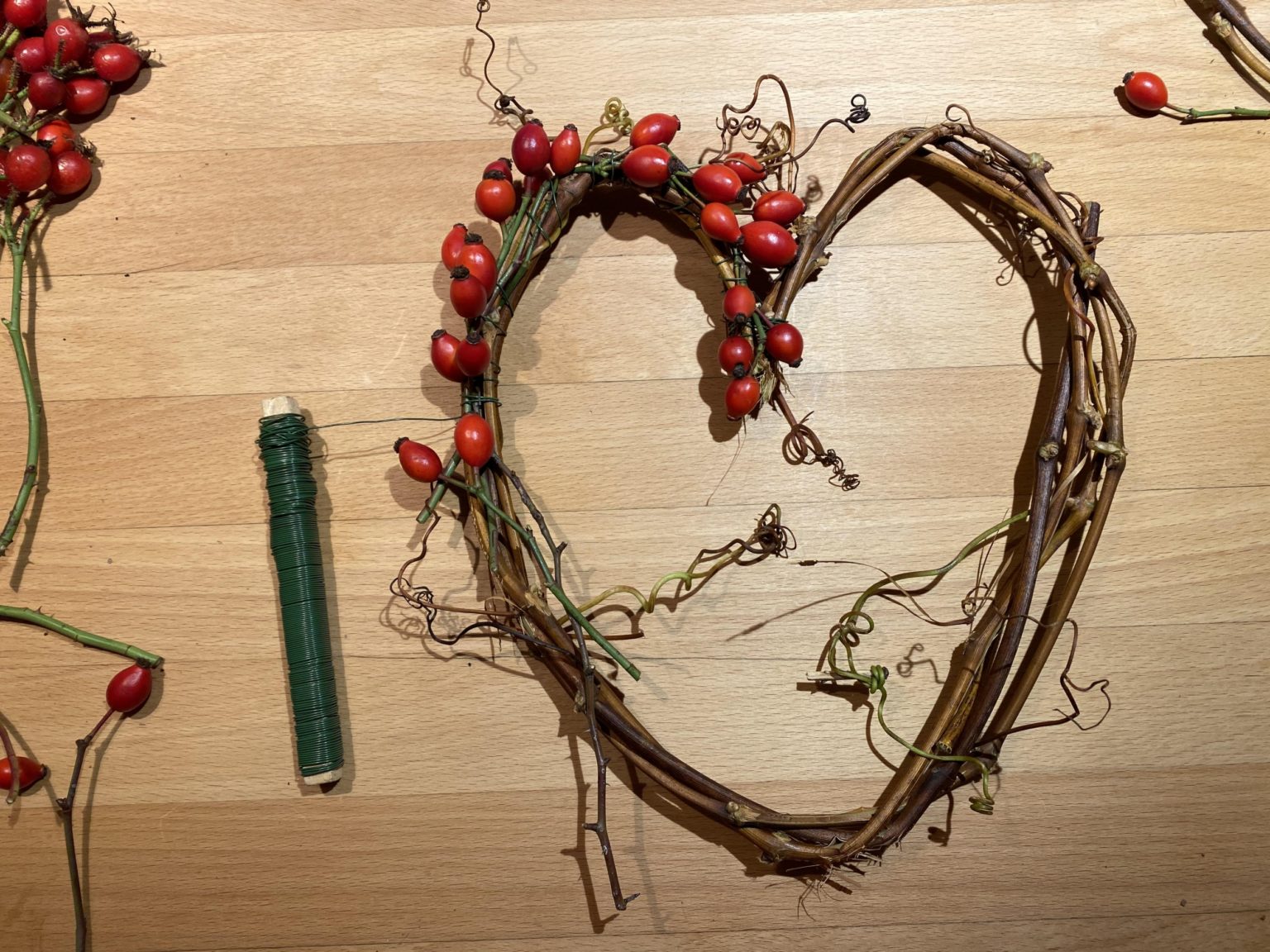 Herbstliche Dekoration mit Hagebutten - DIY-Family