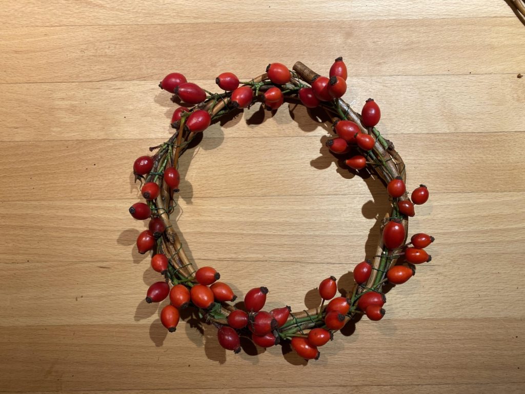 Herbstliche Dekoration mit Hagebutten